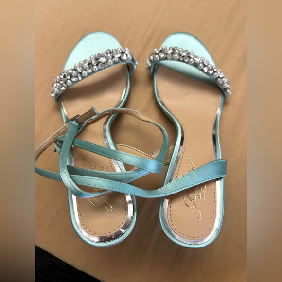 Jewel Badgley Mischka Mint Green
Sandals with Silver Jewel Embellishments - Picture 2 of 8